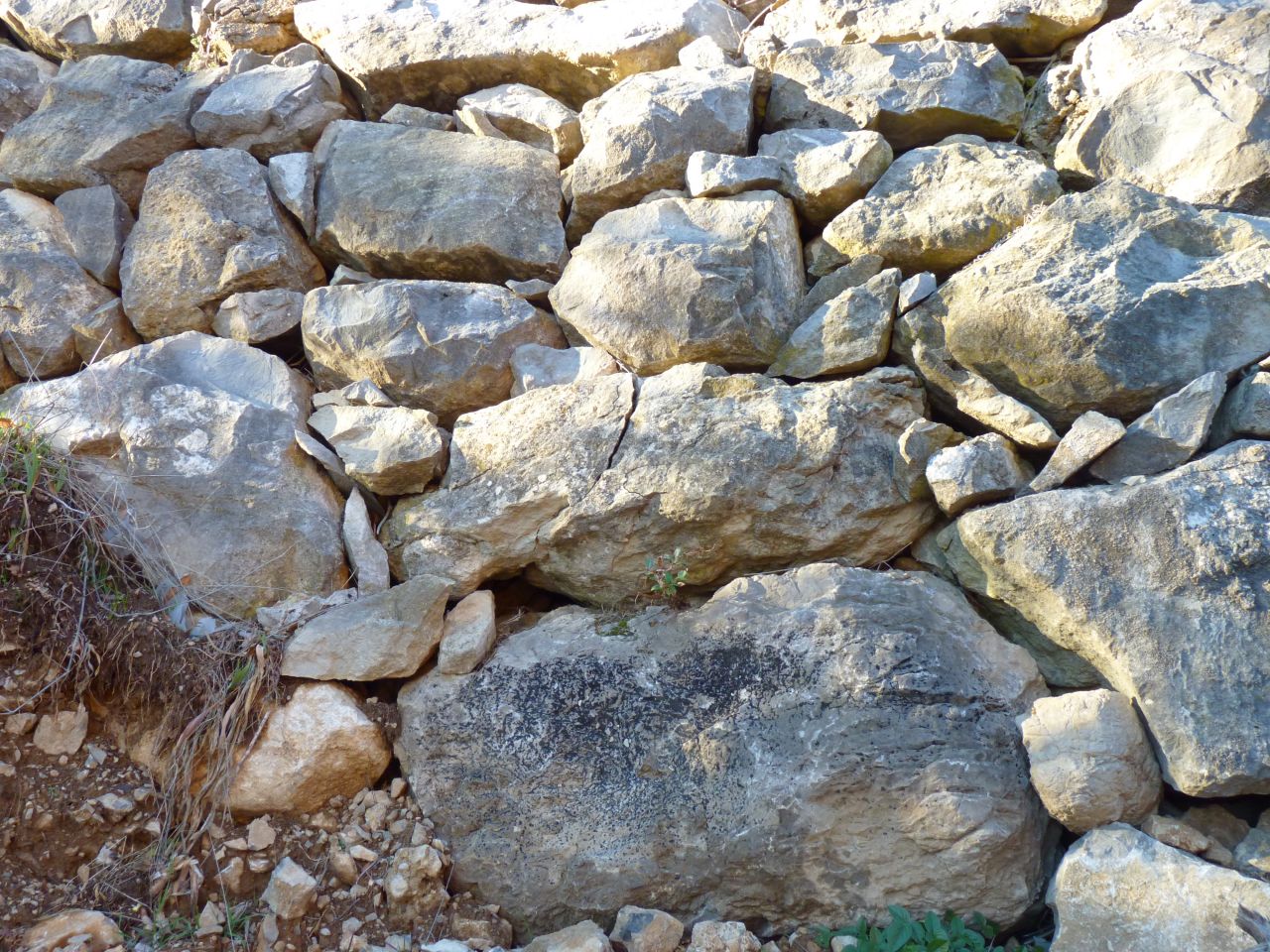 fissure sur bloc de roche de l'enrochement