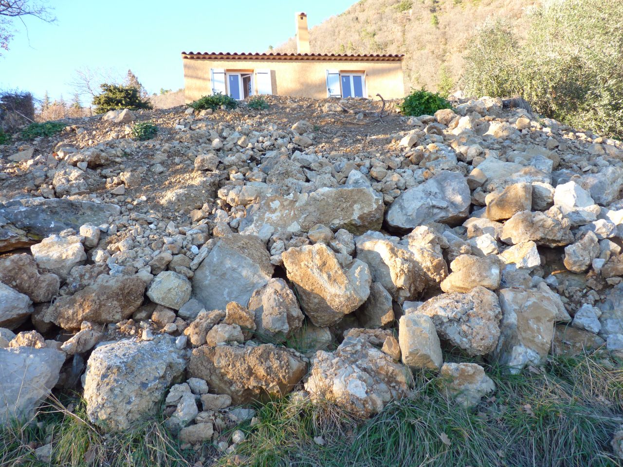 bloc de roche laisser sur la planche du bas