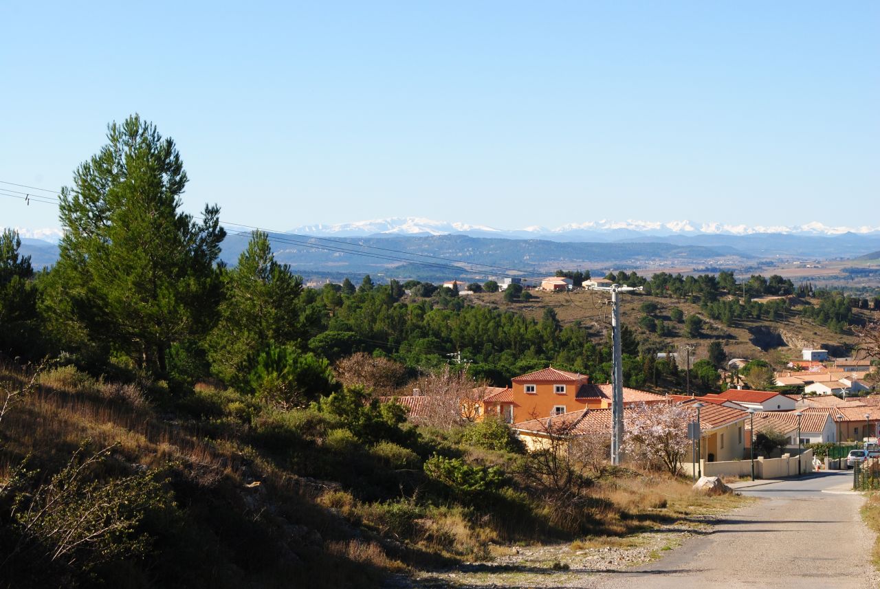 Vue sur les Pyrénées enneigées en arrivant au village