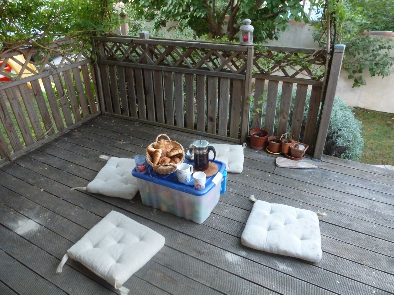 terrasse en pin autoclave, lames rainurées au bout de 7 1/2 ans d'utilisation, plein sud... (notre ancienne maison)