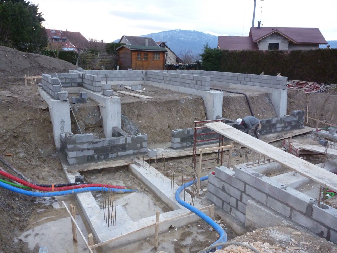 Le vide-sanitaire et les murs du sous-sol en cours de montage