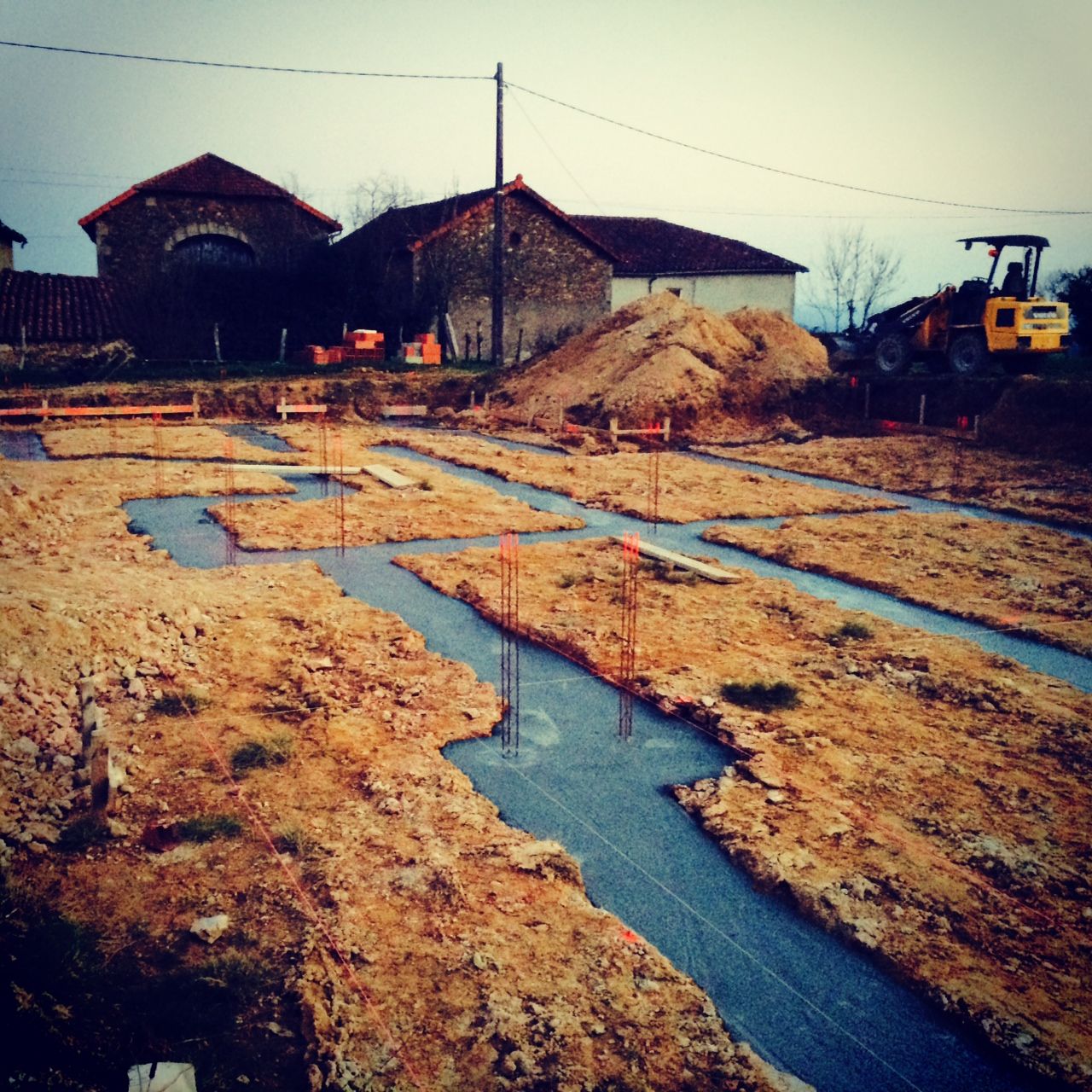 voici nos fondations termines hier le 12/03, nous commenceront l'lvation des murs en bloc  bancher Nopor lundi 17 avec le maon pour la premire range.