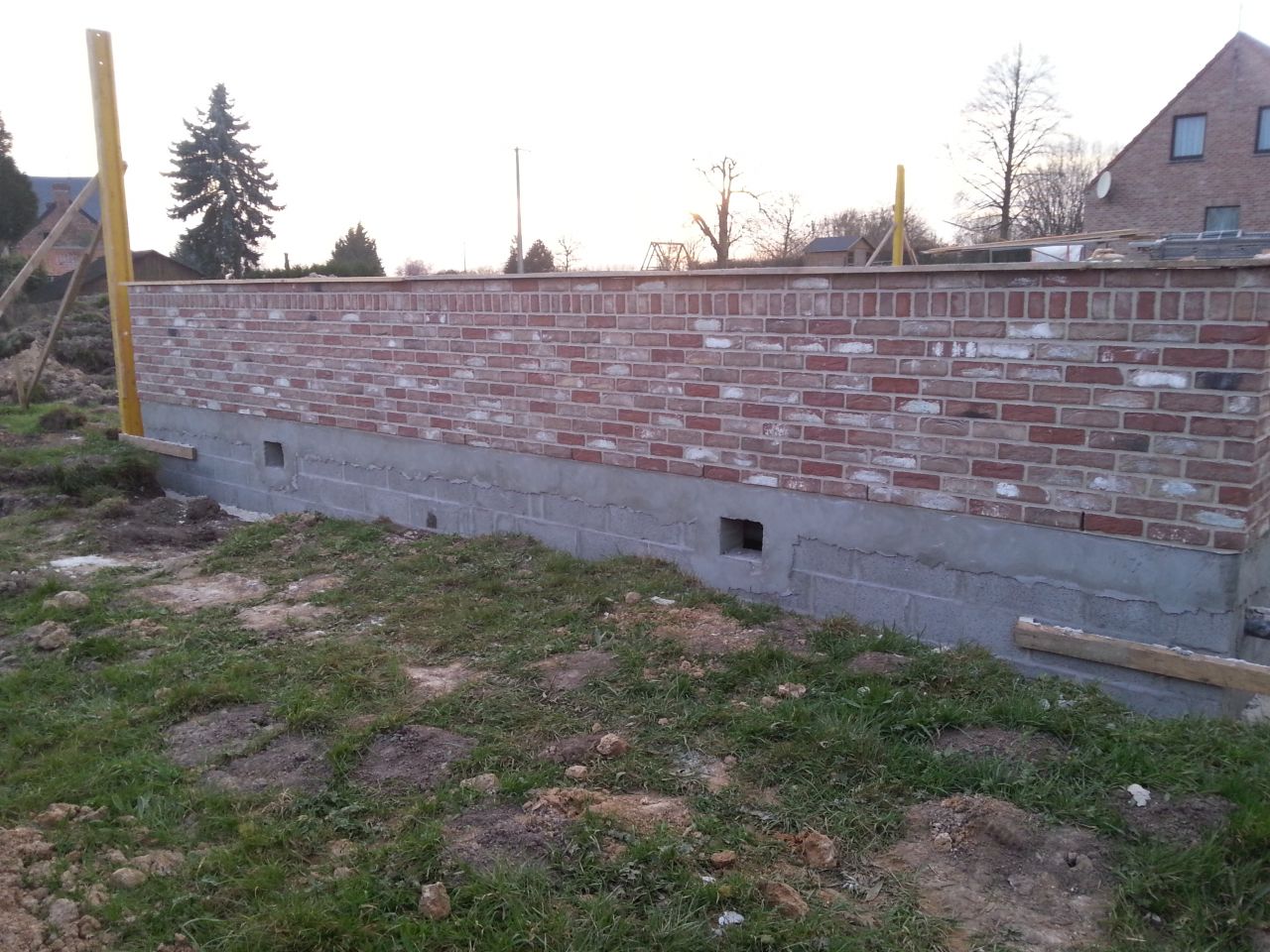 Les murs continue d'tre monts cot briques.