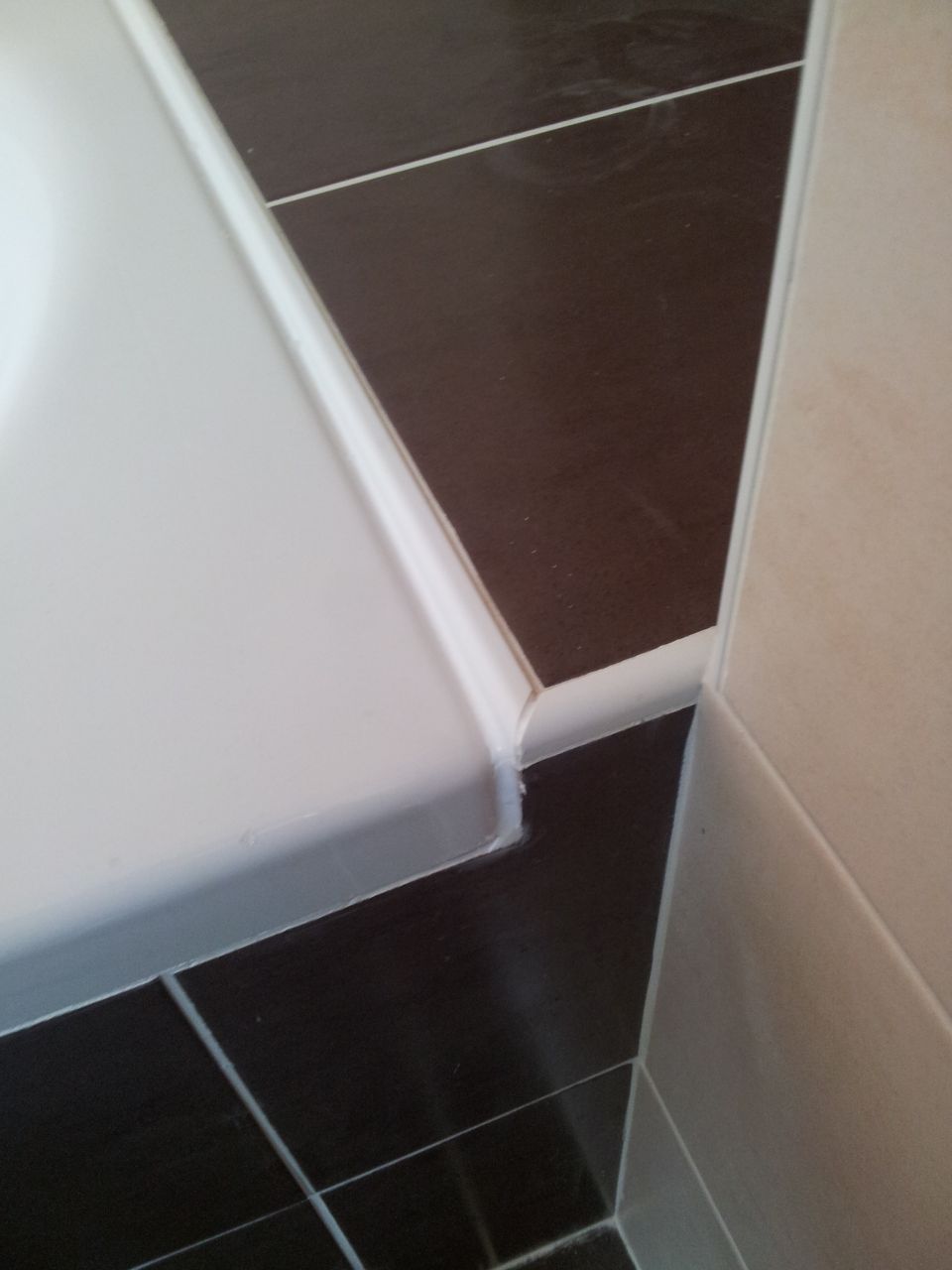 Joints refaits par mes soins au niveau des bords de la baignoire.