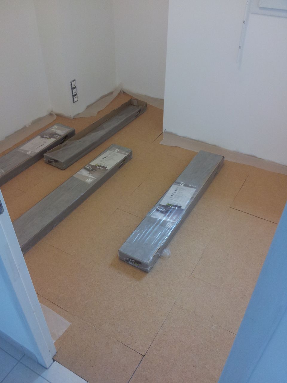 L'isolant en fibre de bois sous le parquet stratifié.