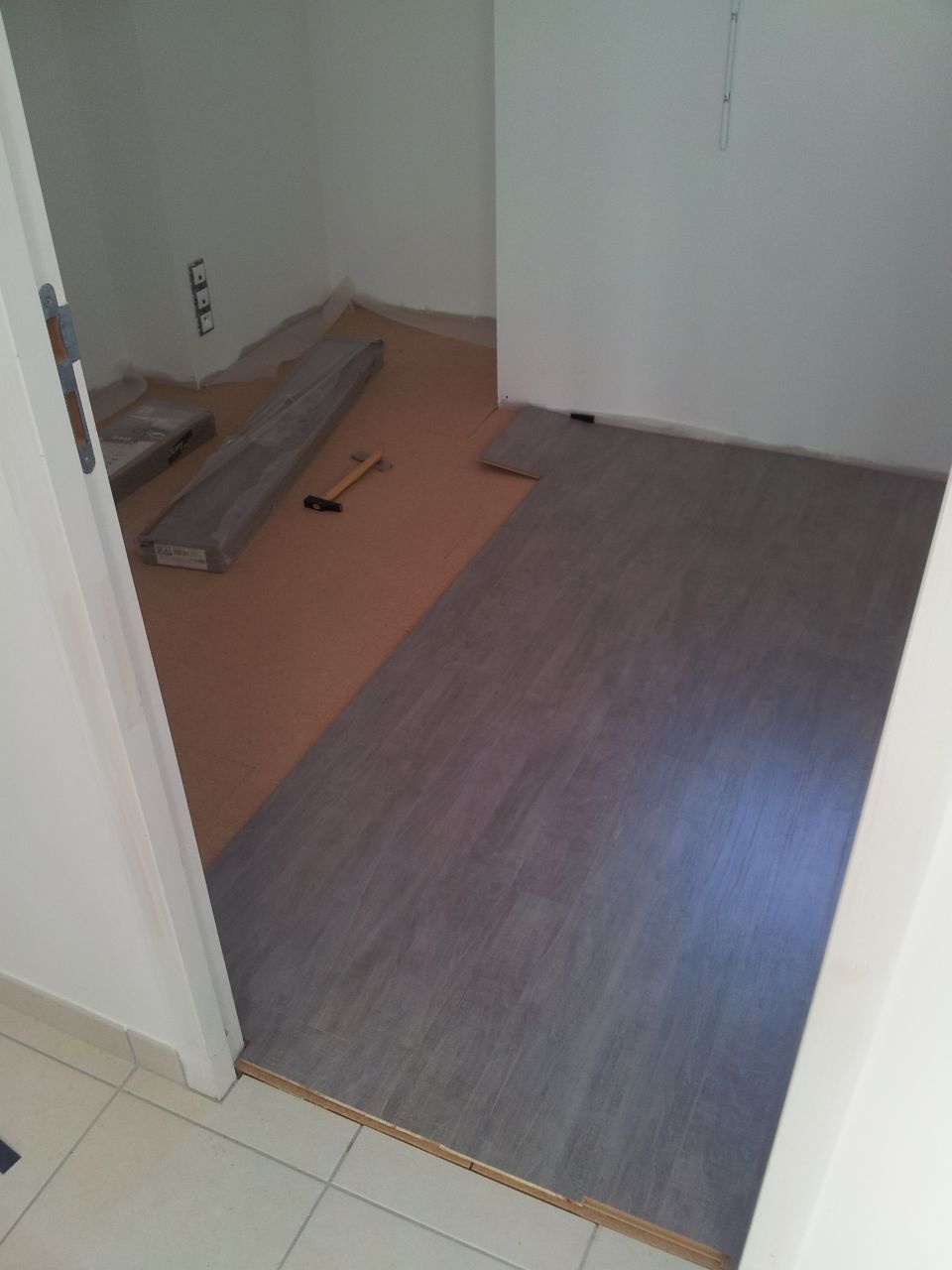 Le parquet stratifié en cours de pose dans le bureau