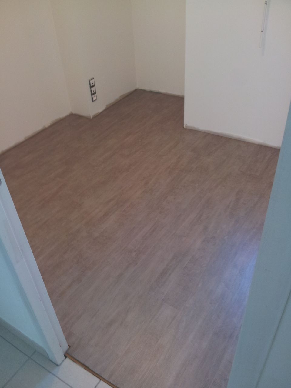 Le parquet stratifié terminé dans le bureau