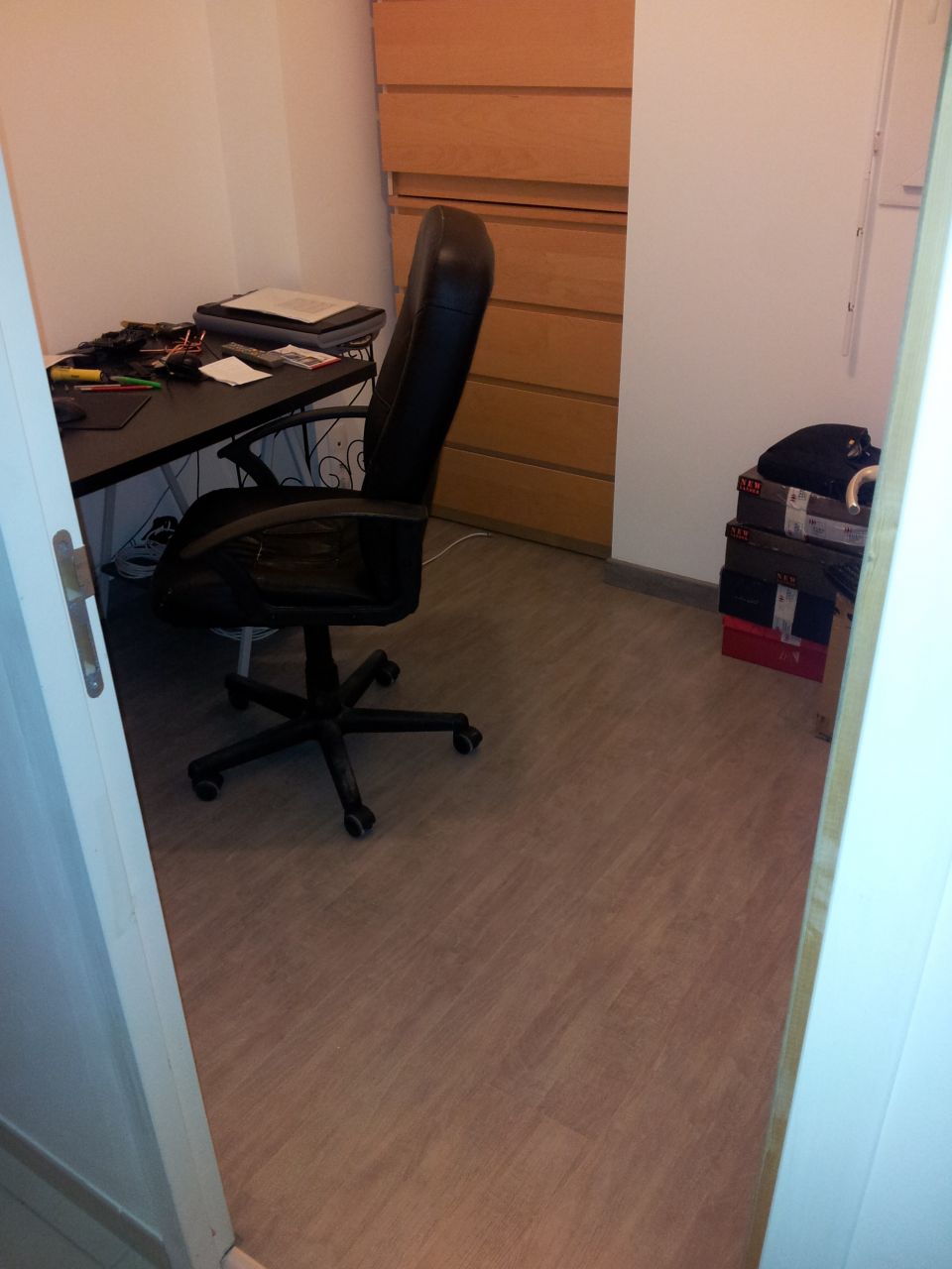 Le parquet est terminé dans le bureau.