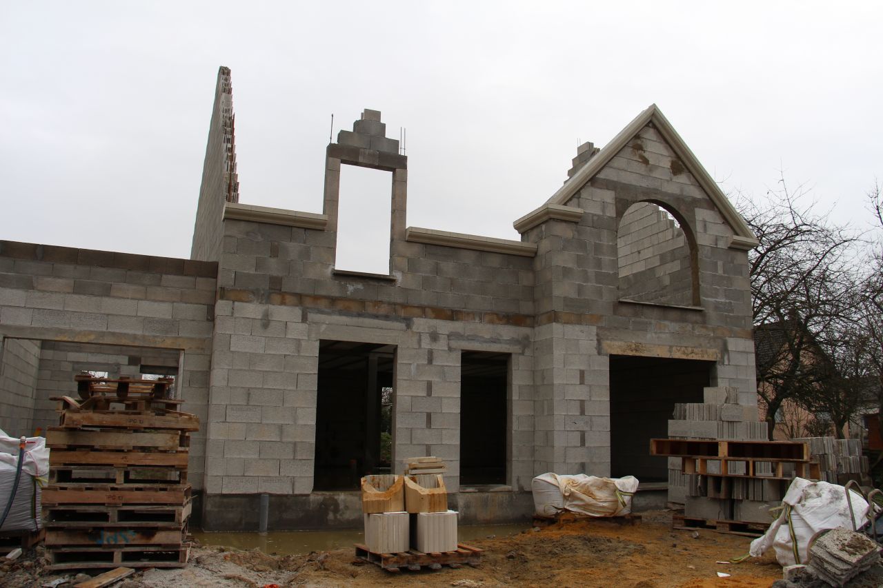 Fin de la maonnerie. La maison avec ses "douves"