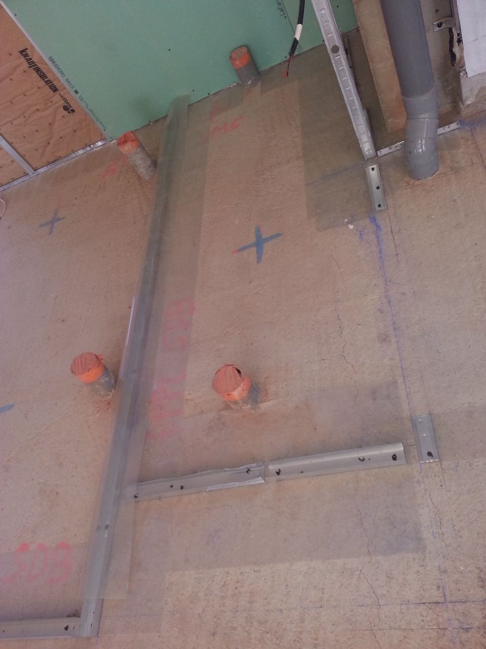 rails fixés sur film plastique (WC. les repères elctriques sont marqués au sol.
