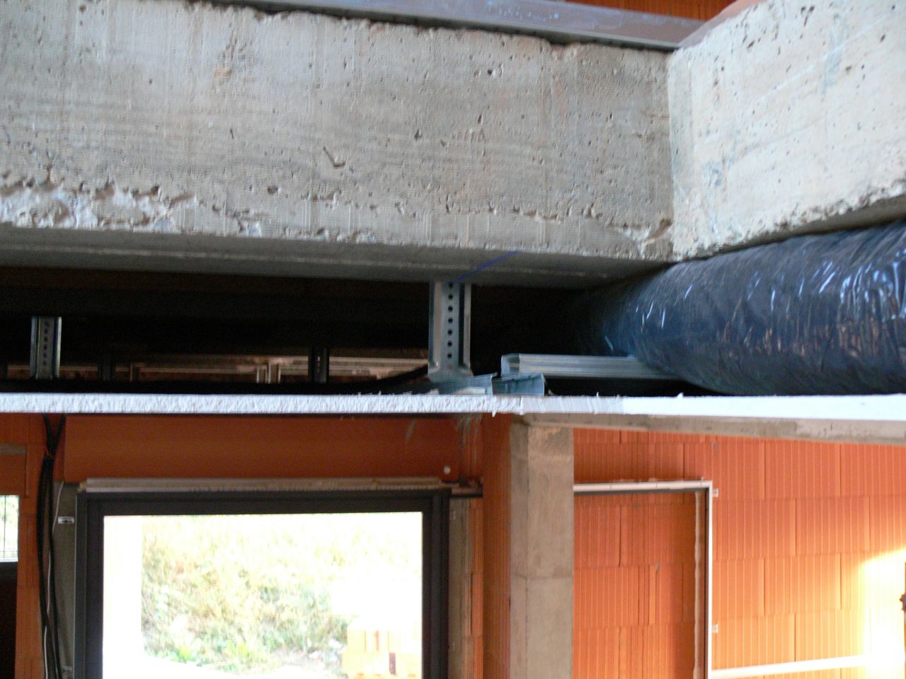 intérieur d'un "faux" plafond (cage d'escalier). Avec passage VMC