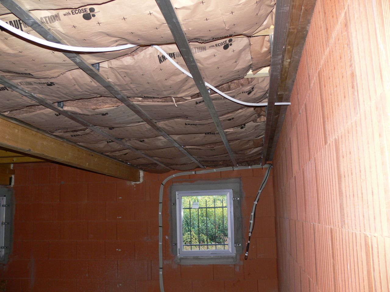 Doublage du plafond cellier. Au fond, câble de liaison des groupes interne/externe de la PAC