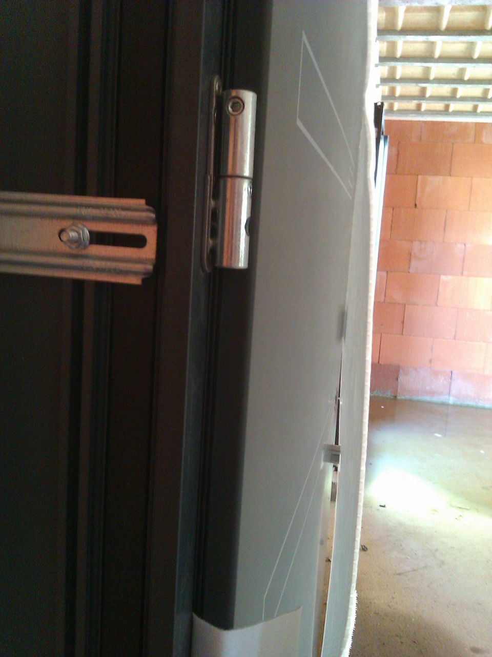 porte d'entrée toute grise