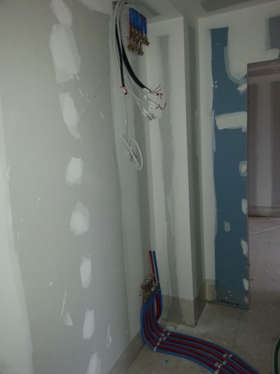 nourrices d'alimentation sanitaire. En bas RDC, en haut, l'étage. Pas de boucle sanitaire...