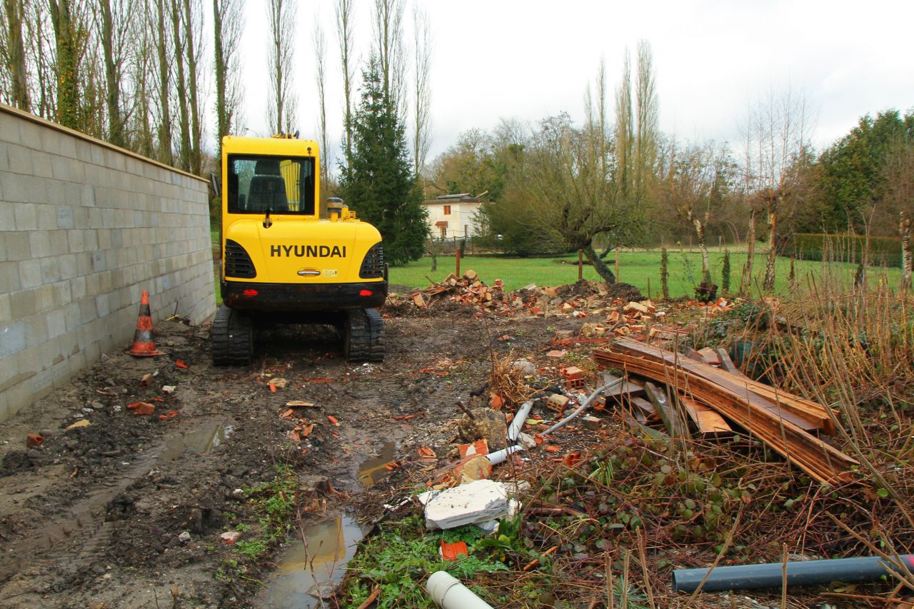 Dmolition du garage en ruines au fond du terrain.