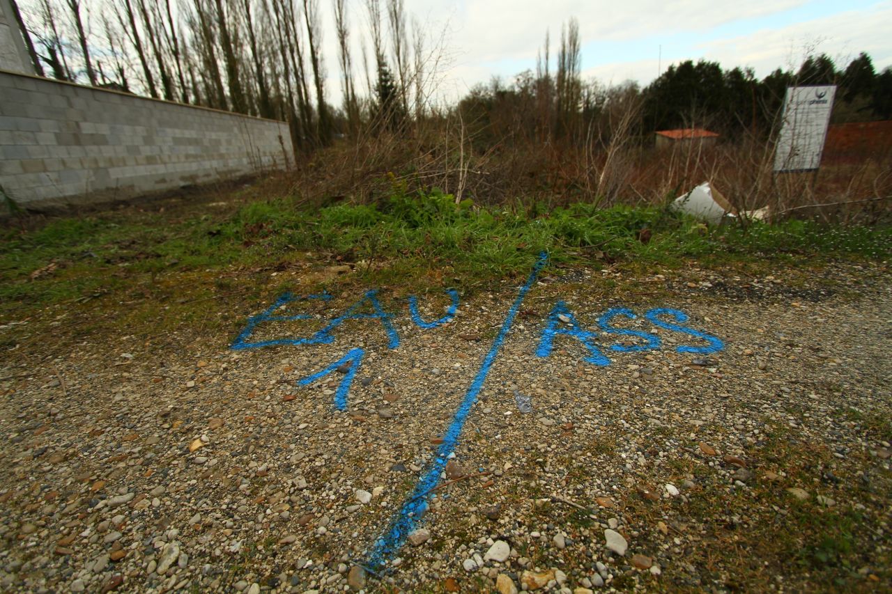 Passage du technicien Lyonnaise des Eaux et marquages au sol pour l'eau potable et l'assainissement.