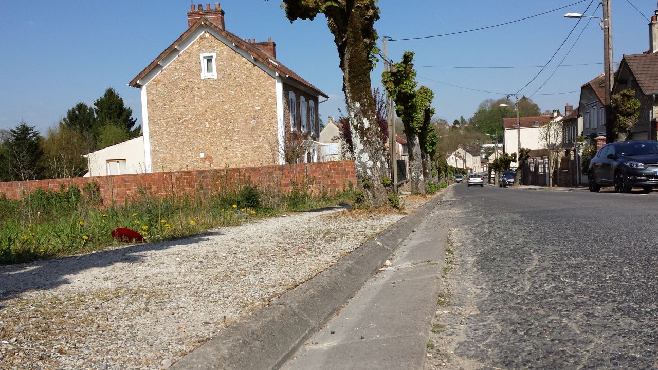 Pose d'une protection de trottoir en bton.