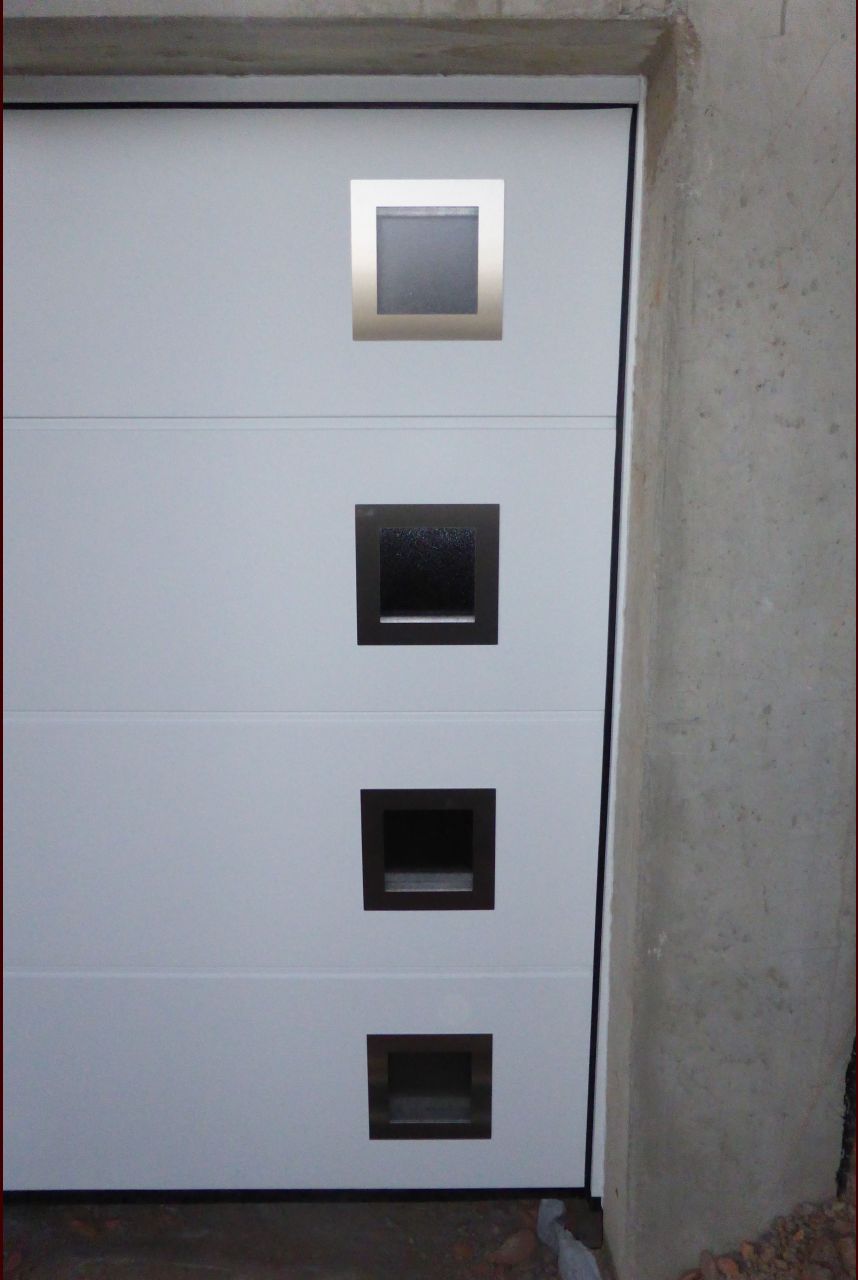 Hublots de la porte de garage.
