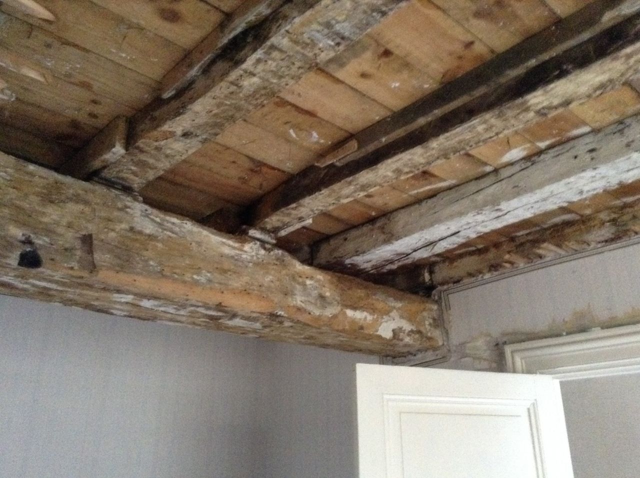 Destruction de l'actuel plafond pour traitement des poutres.
<br />
Chambre rdc.