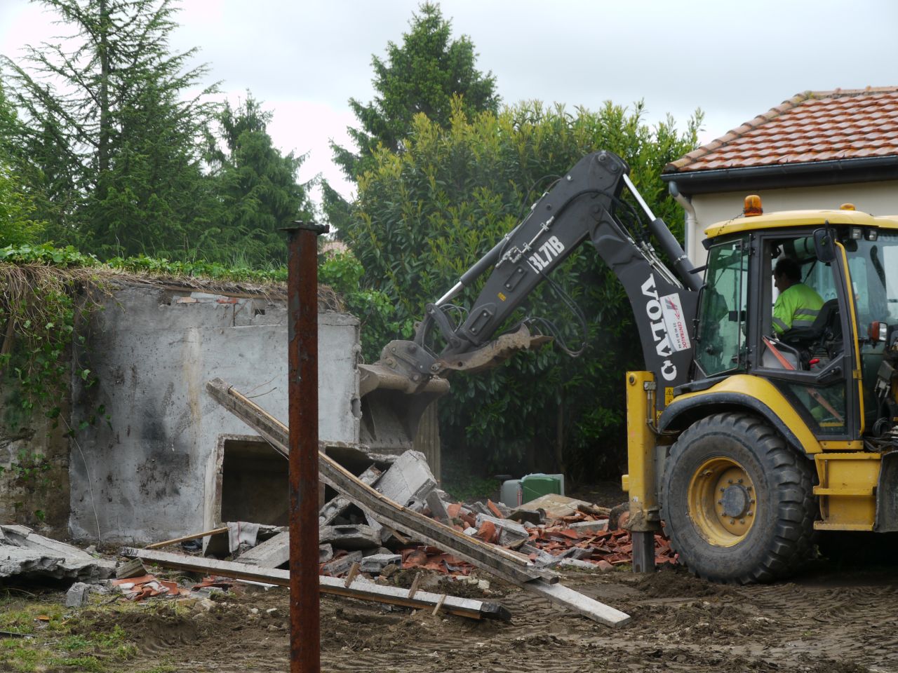 Destruction du vieux batiment.