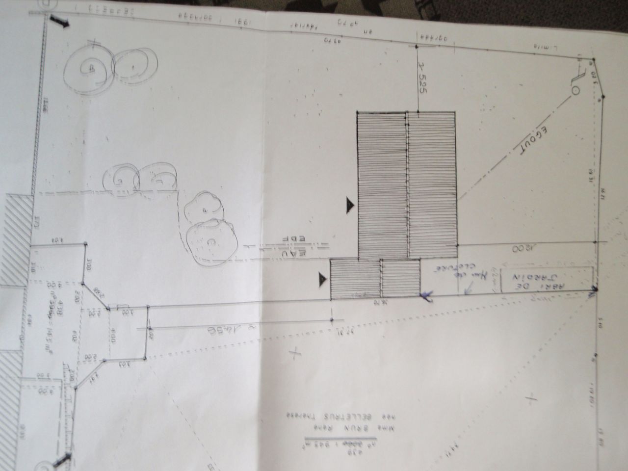 La maison est construite en limite de terrain cot garage.
<br />
L'entre du terrain est au sud.
<br />
Plan labor  l'poque de la construction 1996