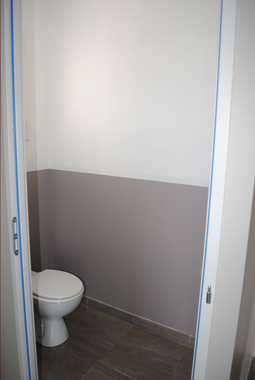 Première couche de finition dans les WC de l'entrée