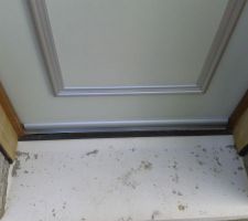 En bas on voit l'intérieur de la maison??? porte isolante???