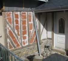 Fin mur silex et pose brique creuse entre colombage