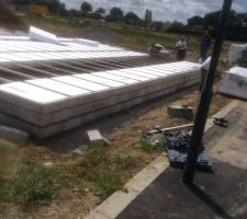 Les ma&ccedil;ons &agrave; l'oeuvre pour la mise en place du vide sanitaire. Le coulage de la dalle est termin&eacute; :) Ca avance bien !