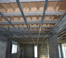 Photo de la mise en place des rails pour le plafond du RDC n°1