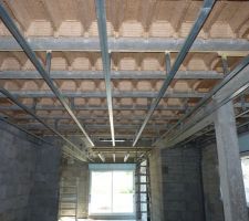Photo de la mise en place des rails pour le plafond du RDC n°2