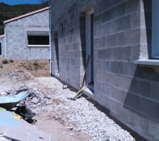 Drain presque fini, il restera Ã  fixer au mur le plastique avec le protect drain (c'est Ã  dire une grande rÃ¨gle en plastique qui coÃ»te un bras....)