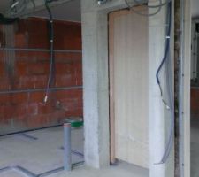 La porte des toilettes, toute seule au milieu du RDC