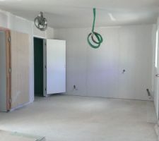 Chambre 1 au fond, la cloison n'est pas encore montée.