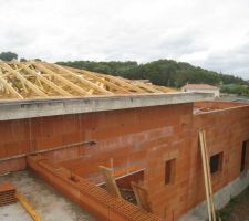 Ce débord de toit de 50CM en béton sera taloché sur sa façade pour faire une finition lisse.