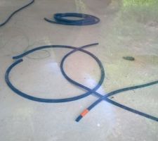 Des cables qui tronent au milieu de la pièce