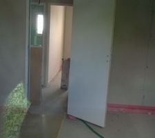 Cloison abimée pour sortir les gaines (coté gauche de la photo)