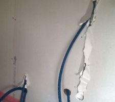 Cables arrachés des cloisons et ceci dans presque toutes les pièces