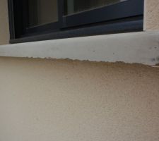 Des éclats sur les appuis de fenêtre