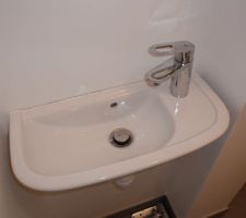 Le robinet du lave-mains a été changé et ne bute plus dans le mur