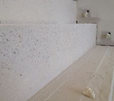 Poncage de l'escalier beton blanc