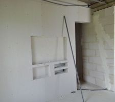 Mur de la chambre parentale avec les niches pour la TV, demo, et lecteur DVD