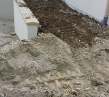 Remblais terminé devant la maison...