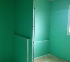 Notre salle de bain,  à droite la douche à gauche emplacement baignoire