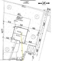 Sur la droite il y a les deux places de pariking obligatoires que l'on veut supprimer. Le portail est lui plus sur la gauche, face au garage. Entre le portail et le garage nous avons la place de mettre 4 voitures.