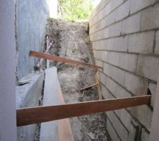 La reprise en sous-oeuvre a &eacute;t&eacute; d&eacute;coffr&eacute;e et le mur de retenu de terre de l'escalier presque termin&eacute;.