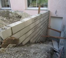 Le mur de retenu de terre du futur escalier est mont&eacute; !