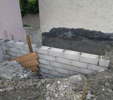 Co&iuml;ncidence ou calcul exact du sous-sol, la derni&egrave;re rang&eacute;e de parpaings arrive pile sous la margelle de la baie vitr&eacute;e ;-)