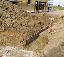 Système d'infiltration des eaux de pluie: cuve 5000L en béton et préparation de la zone de réception des SAUL (canettes pour l'infiltration des eaux de pluie sur notre parcelle)
