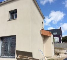 Crépi beige avant peinture de crépis grise et une partie de bardage bois(auvent au dessus de l'entrée ) qui ne sera faite quid début juin.